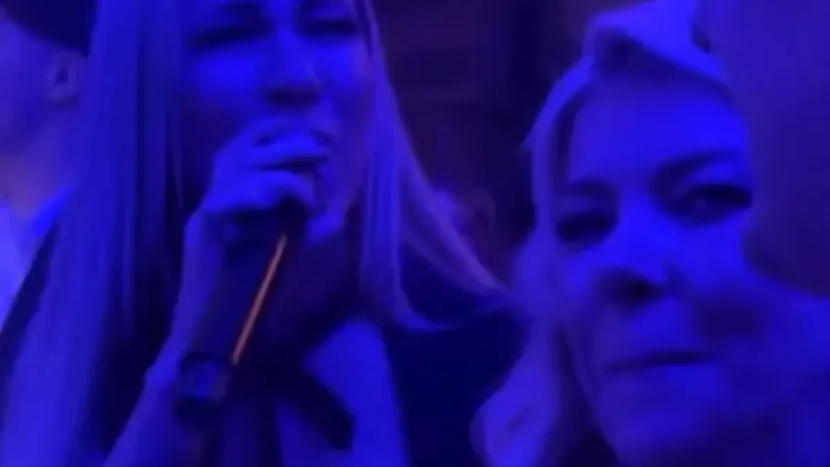 DANIJELA KARIĆ PROSLAVILA SINU PUNOLETSTVO Pola estrade se latilo mikrofona