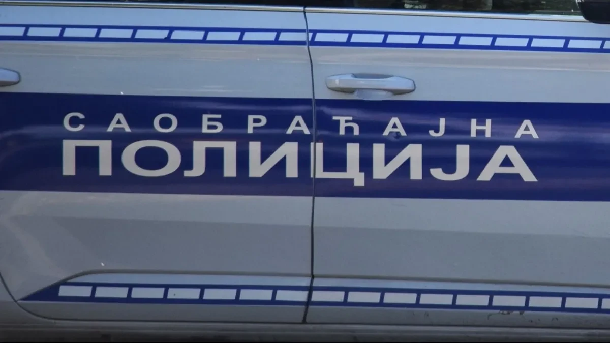 STRAVIČNA NESREĆA NA PUTU MLADENOVAC-TOPOLA Zaštitna ograda prošla kroz automobil, strahuje se da ima poginulih (FOTO)