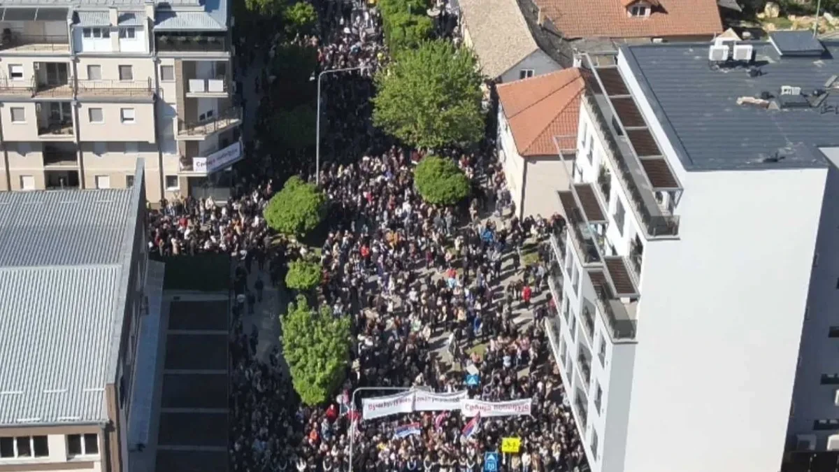Više od 3.000 ljudi dočekalo Vučića ispred Centra za dualno obrazovanje u Pančevu (FOTO/VIDEO)