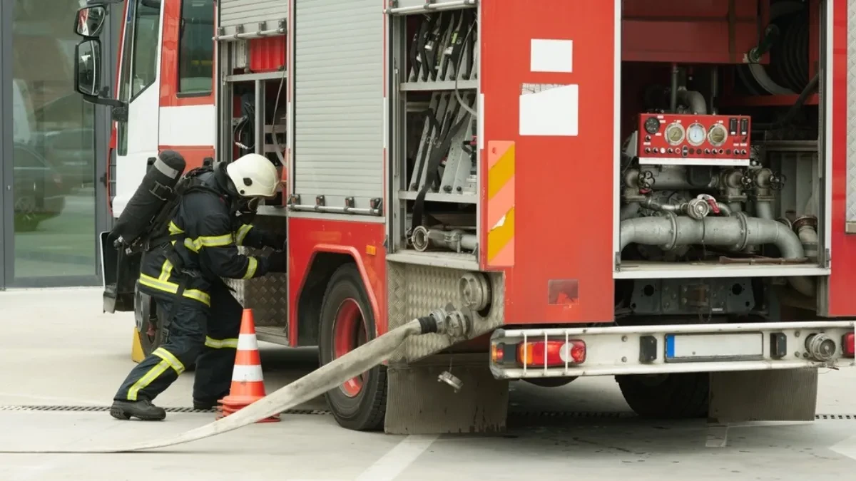 Izgoreo stan na Čukarici: Akcijom vatrogasaca sprečena tragedija i proširenje požara