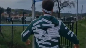 Jel im ovo ta pristojna Srbija? Blokader se izlepio papirićima, pa se namučio sa zgibovima (VIDEO)