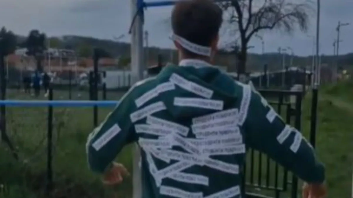 Jel im ovo ta pristojna Srbija? Blokader se izlepio papirićima, pa se namučio sa zgibovima (VIDEO)