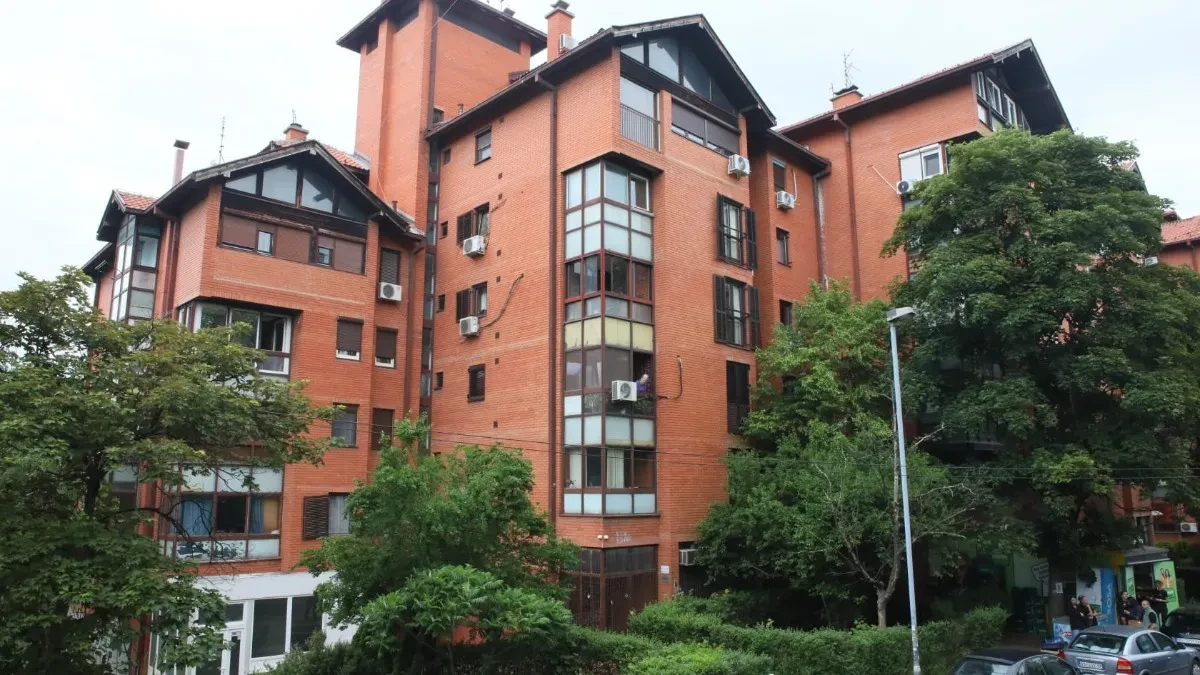 Prve slike s mesta jezivog ubistva na Čukarici: Žena zarila suprugu nogar od stolice u srce