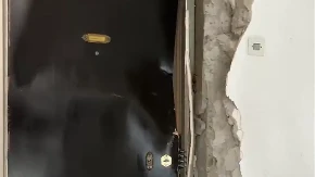Policija razvalila vrata, pa uhapsila ženu koja je ubila supruga na Čukarici: Ćerka vidno potresena s kesom lekova napustila lice mesta (VIDEO)