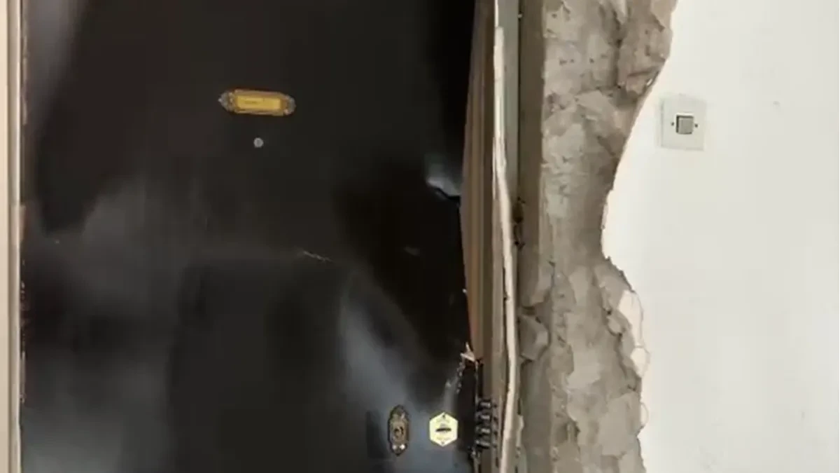 Policija razvalila vrata, pa uhapsila ženu koja je ubila supruga na Čukarici: Ćerka vidno potresena s kesom lekova napustila lice mesta (VIDEO)