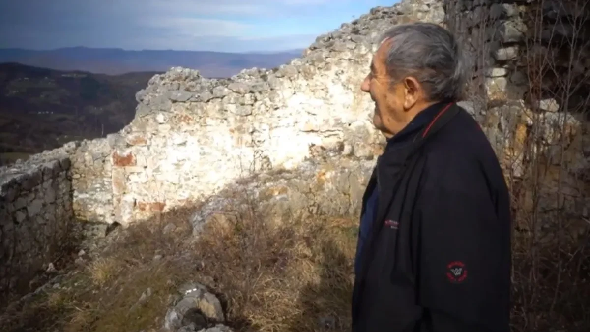 Na vrhu litice kod Bajine Bašte krije se misteriozni grad: Solutnik čuva tajne, a sa njega pogled puca skoro na pola Bosne