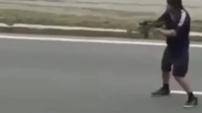 (UZNEMIRUJUĆE) Pucao automatom po ljudima nasred ulice! Vozači iskakali iz kola dok su meci leteli na sve strane