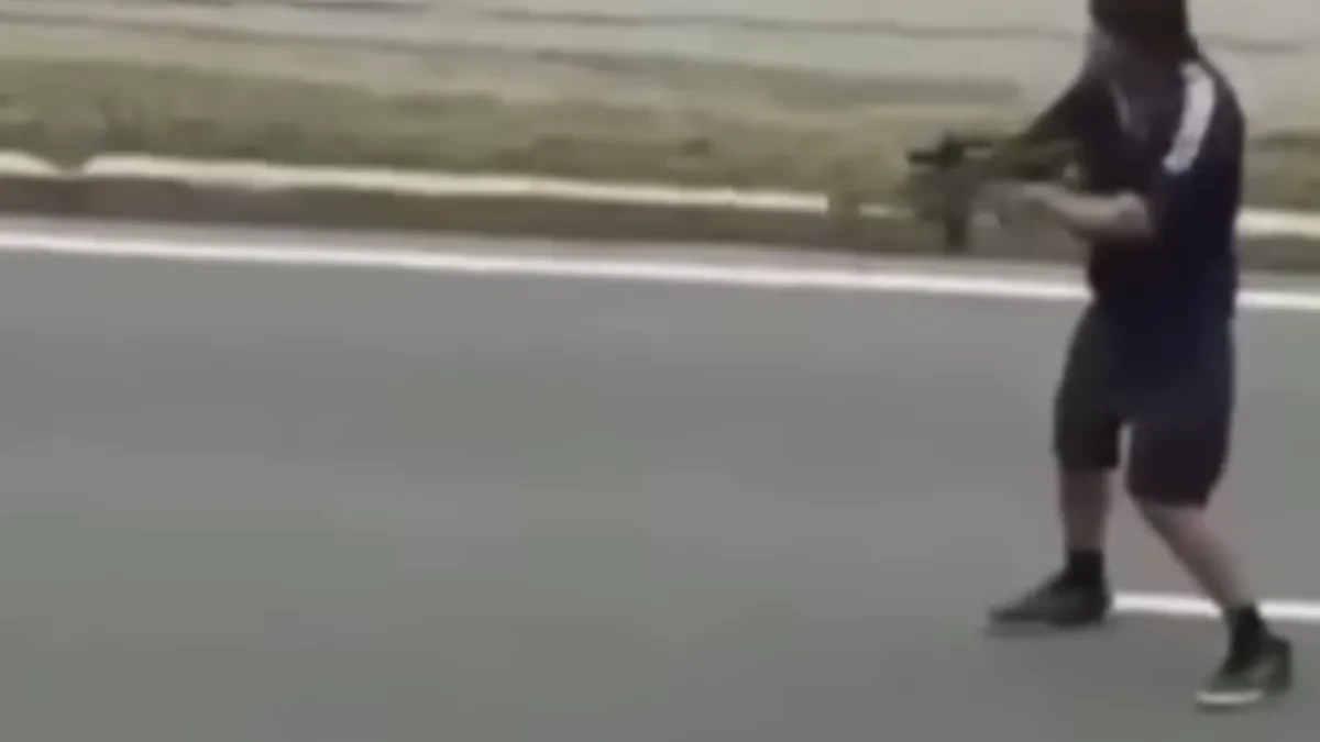 (UZNEMIRUJUĆE) Pucao automatom po ljudima nasred ulice! Vozači iskakali iz kola dok su meci leteli na sve strane