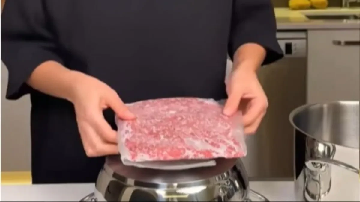 Meso vam je i dalje smrznuto, a ručak kasni? Ovaj kuhinjski trik spasava stvar za nekoliko minuta!