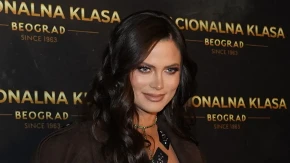 Milica Pavlović se ljubi u usta sa devojkom: Procurila pevačicina intimna fotografija koja kruži mrežama!