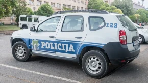  Spektakularno bekstvo! Policija došla da ga hapsi, on ušetao u drugi objekat, pa se mirno odvezao