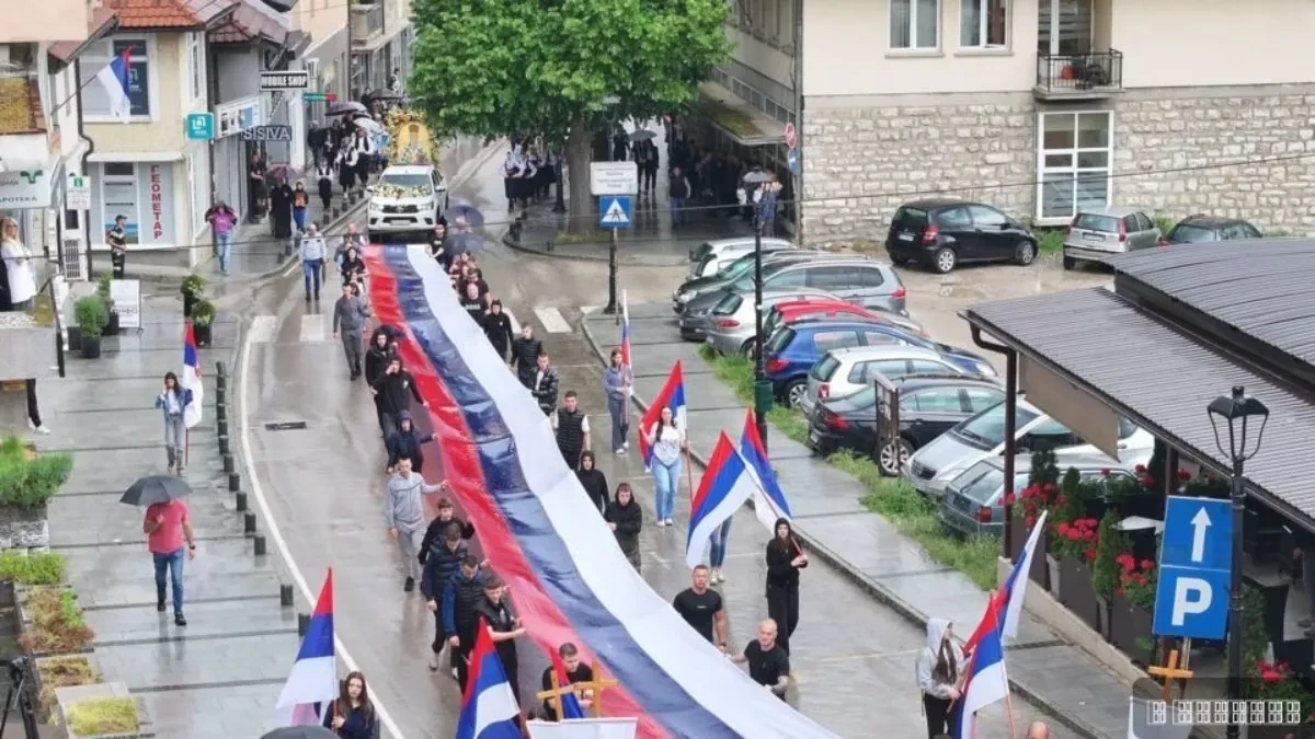 Dugačka trobojka i stotine vernika: Prijepolje svečano obeležilo hramovnu slavu i Svetog Vasilija Ostroškog
