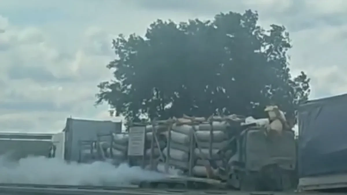 Prvi snimci stravičnog sudara kod Stare Pazove: Poginuo kamiondžija, gas šikljao iz kamiona (VIDEO)