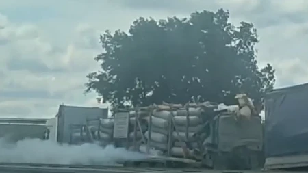 Prvi snimci stravičnog sudara kod Stare Pazove: Poginio kamiondžija, gas šikljao iz kamiona (VIDEO)