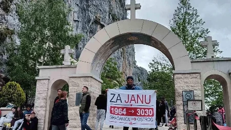 Kiša, umor i bolni koraci - ali kad znaš za koga hodaš nema odustajanja: Ivan nakon šest dana i 300 km stigao pod Ostrog, sve za malenu Janu