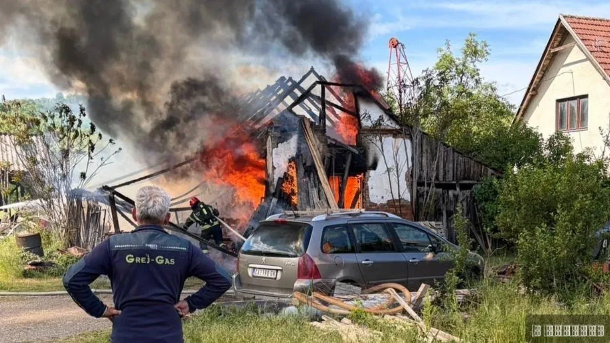 Drama kod Čačka: Gori pomoćni objekat, meštani i vatrogasci zajedno u borbi sa vatrom (FOTO)