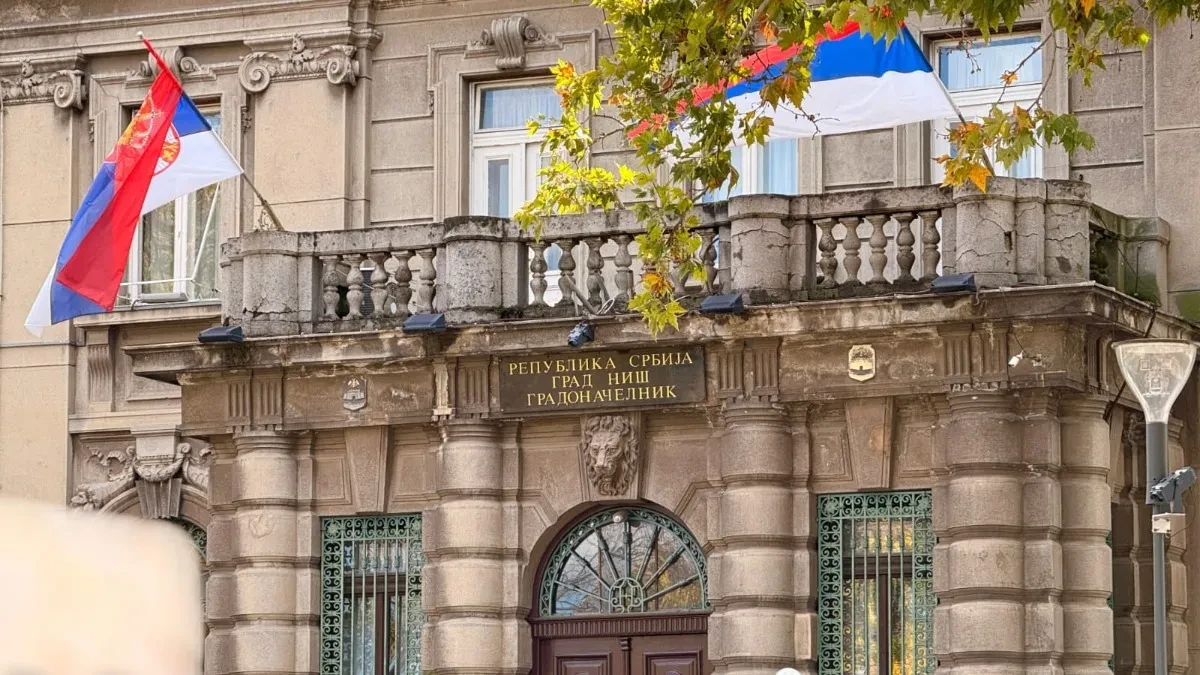 Grad Niš doneo važnu odluku! Zastave na jarbolima u svim niškim školama