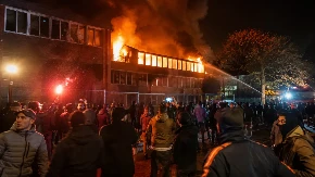 Pakao u Holandiji: Demonstranti zapalili migrantski centar dok su ljudi bili unutra