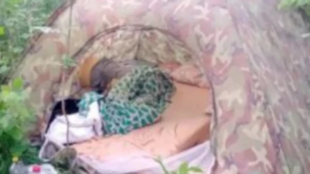 "Ne bih napustio šumu ni da sutra umrem": Srbin pobegao od ljudi i živi sam u šatoru usred divljine!