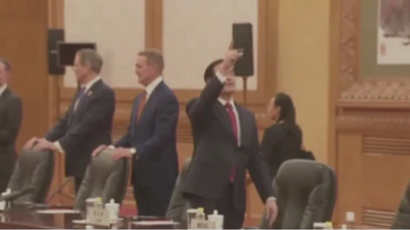 Gleda u plafon: Snimak Rubija iz Pekinga postao viralan (VIDEO)