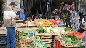 Pale cene omiljenog sezonskog voća i povrća na pijacama 