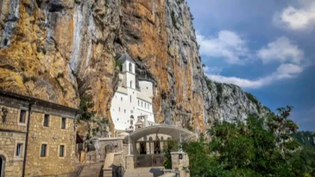 Ako odete na Ostrog - ovo nikako ne nosite iz manastira