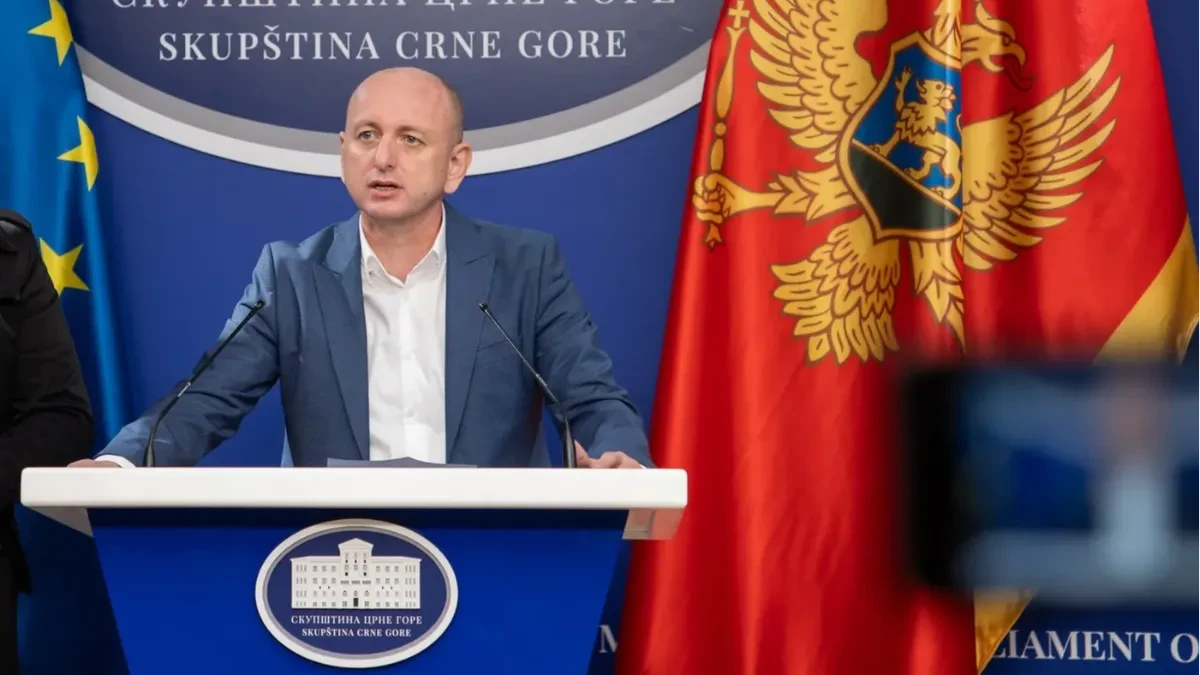 Nije dovoljno da samo na svadbama dižemo tri prsta i pevamo o Kosovu i Metohiji: Knežević najavio pritisak na Vladu
