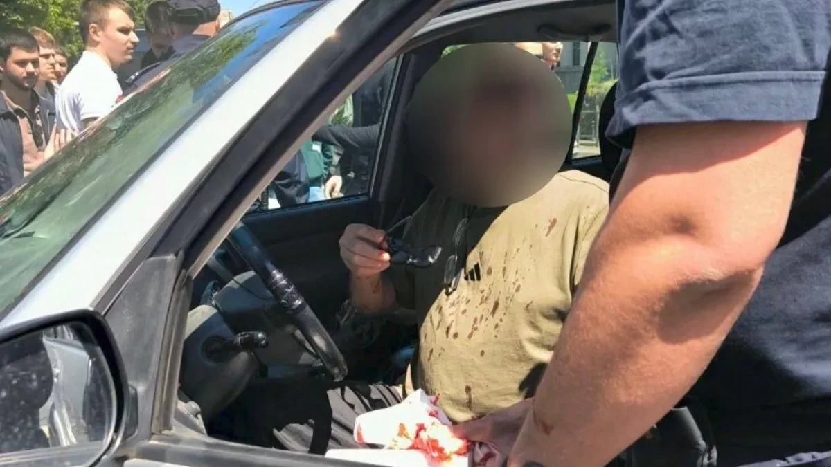 Blokaderi linčovali čoveka ispred Pravnog! Umislila banda da ima pravo da deli pravdu
