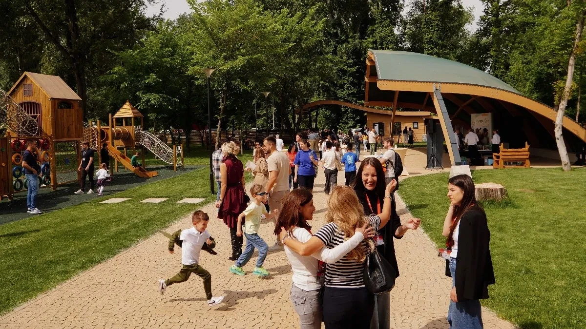 Veliki broj posetilaca na humanitarnom bazaru "Od dece deci": Sav prihod od donacija namenjen Institutu za majku i dete (FOTO)