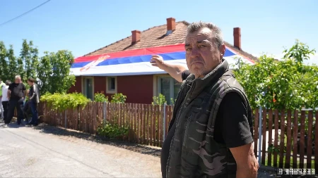 Srpska trobojka od 33 metra preko krova kuće! Milan iz sela kod Lajkovca ovako dočekao delegaciju koja rešava višedecenijski problem sa vodom