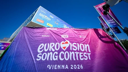 Haos na otvaranju Evrovizije! Voditelji na scenu izašli u iscepanoj odeći i izgrebani po licu (FOTO)