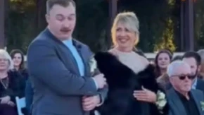Mladoženja potpuno zablokirao pred 100 gostiju: Ono što je uradio sa majkom na oltaru nasmejalo internet!