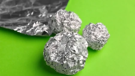 Komad aluminijumske folije stavite ispred kućnih vrata: Preko noći rešićete se velikog problema