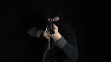 Drama u prodavnici u Apatinu: Uperio automatsku pušku u radnicu pa ukrao novac