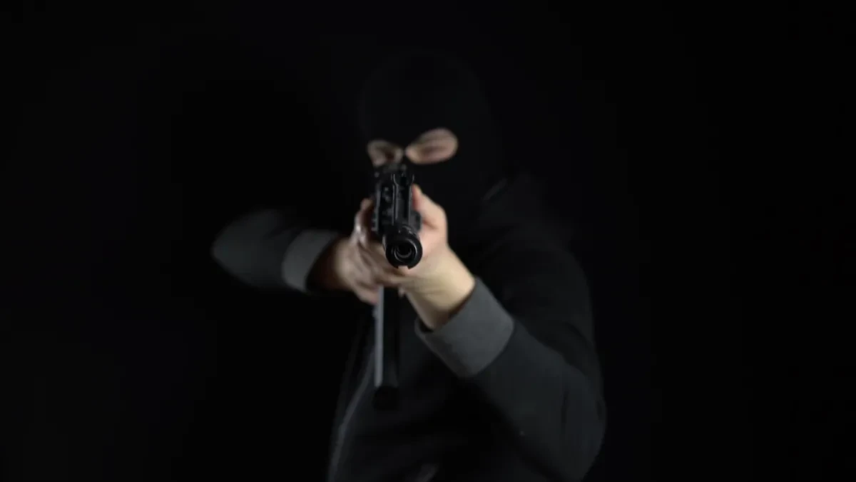 Drama u prodavnici u Apatinu: Uperio automatsku pušku u radnicu pa ukrao novac
