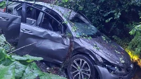 Automobil sleteo u kanal: Dve osobe povređene u strašnoj nesreći, angažovani i spasioci (FOTO) 