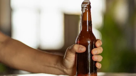 Pivske flaše su skoro uvek braon ili zelene, a razlog nema veze sa izgledom: Evo šta se zapravo krije iza toga!