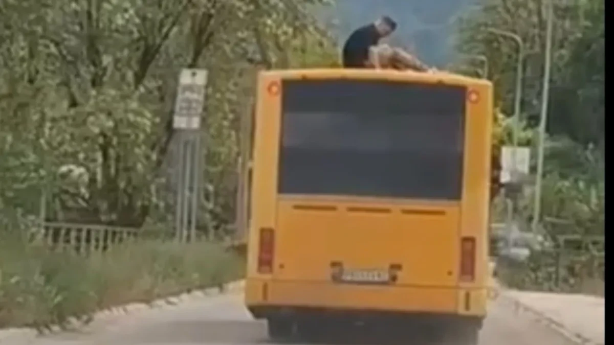 Opasna igra! Dečak se vozi na krovu autobusa (VIDEO)