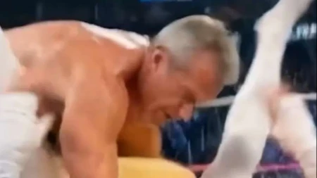 Navalio na viršlu! Američki ministar zdravlja pobedio hot-dog u ringu (VIDEO)