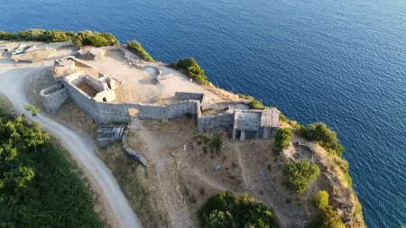 Devojka udarila glavu o stenu: Drama na plaži u Budvi