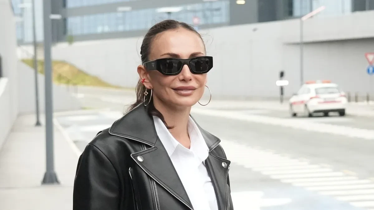 Preko lica crne naočare i bez šminke: Emina Jahović uhvaćena u šok izdanju, misleći da je niko ne snima (FOTO)