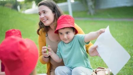 Dadilja, bebisiterka ili au pair: Koja je razlika i zašto porodice sve češće biraju pomoć oko dece