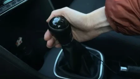 Možete uništiti kočnice i ugroziti svoju bezbednost: Ovo nipošto ne radite tokom vožnje nizbrdo