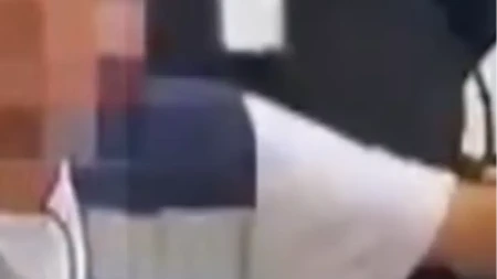 Policajac zavukao ruku u donji veš i izvukao majmuna: Pogledajte snimak, javnost je u šoku! (VIDEO)