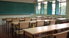 Pretio učeniku da će mu „otkinuti glavu“: Nastavnik pušten iz pritvora, braniće se sa slobode
