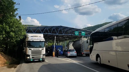 Vozači zaglavljeni i do 3 sata na granici: Kolone teretnjaka na izlazu iz Srbije