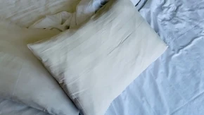 Spavate na njoj, a 17.000 puta je prljavija od WC šolje: Evo koliko često treba menjati posteljinu
