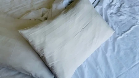 Spavate na njoj, a 17.000 puta je prljavija od WC šolje: Evo koliko često treba menjati posteljinu