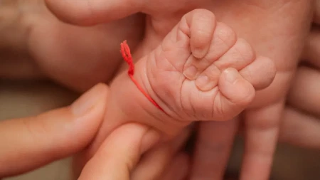 Poznati teolog rešio dilemu koja muči mnoge: Evo da li beba treba da nosi crveni konac oko ruke