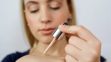 Puder "puca" na licu? Rešite to u 3 koraka i dobijate savršeno glatku kožu